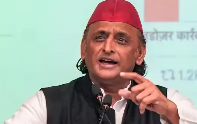 आगरा में प्रेस वार्ता के दौरान मुख्यमंत्री योगी आदित्यनाथ के बयान पर प्रतिक्रिया देते हुए सपा प्रमुख अखिलेश यादव।