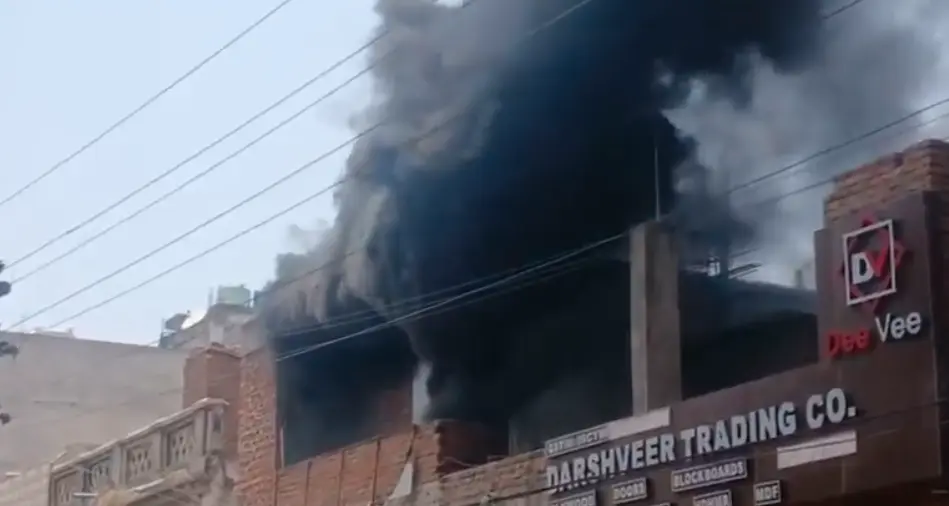 कानपुर के संगीत टाकीज क्षेत्र में प्लाईवुड और प्लास्टिक गोदाम में लगी भीषण आग को बुझाती दमकल विभाग की टीमें।