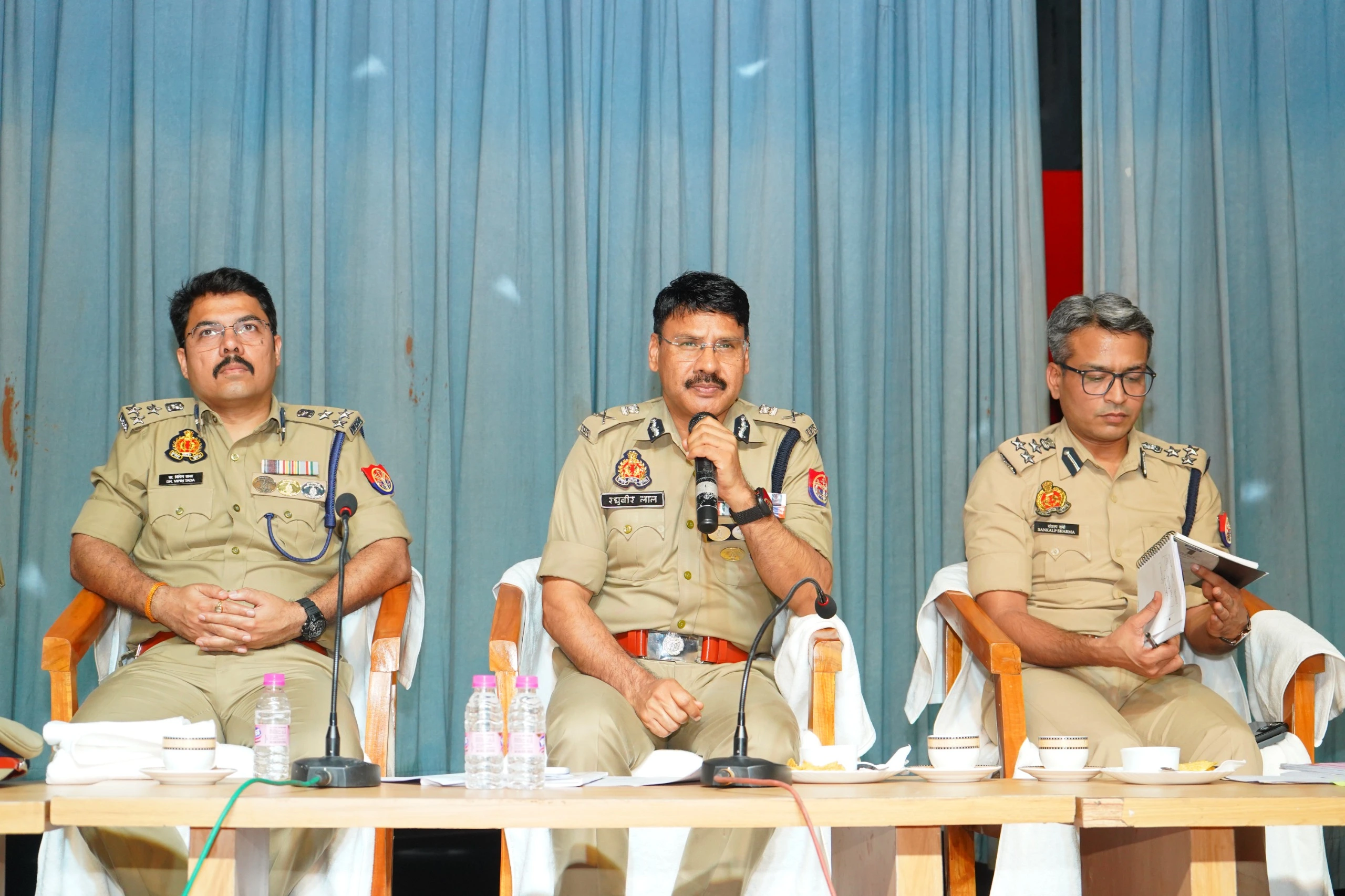 यूपी पुलिस भर्ती परीक्षा 2025 को लेकर कानपुर में सुरक्षा व्यवस्था की समीक्षा करते पुलिस अधिकारी।