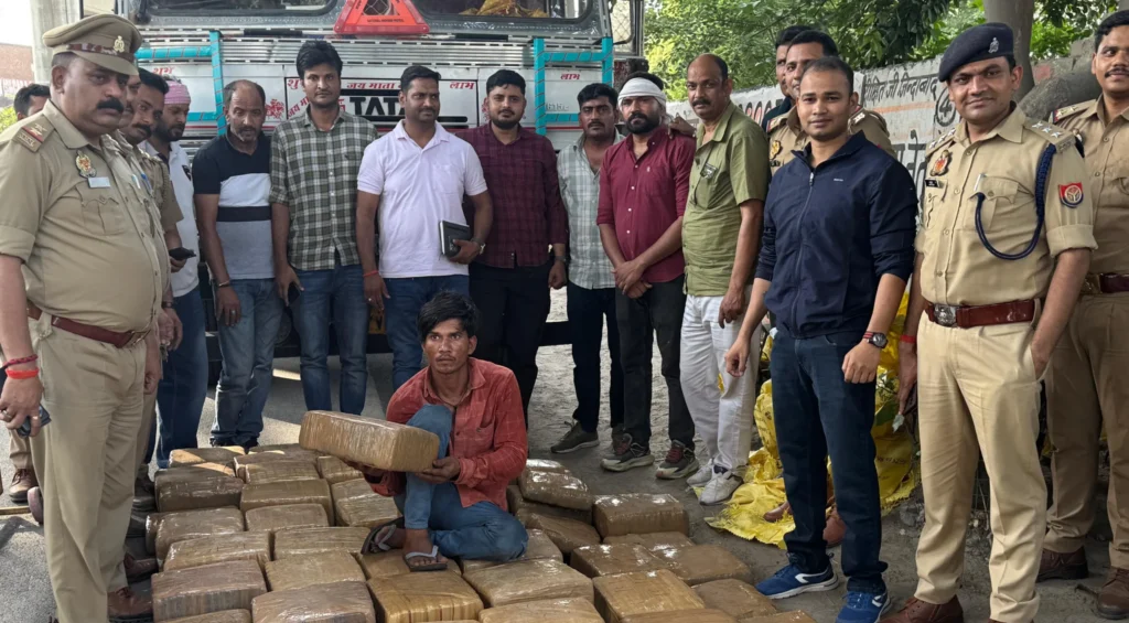 कानपुर में पुलिस द्वारा पकड़ा गया मादक पदार्थ से लदा ट्रक और बरामद ड्रग्स।