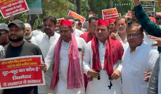 सुजातगंज रेलवे क्रॉसिंग के पास जर्जर सड़क और रेलवे पुल निर्माण की मांग को लेकर प्रदर्शन करते सपा विधायक हसन रूमी और कार्यकर्ता।