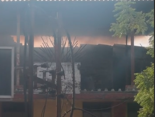 जाजमऊ स्थित लेदर फैक्ट्री में लगी आग के दौरान उठता काला धुआं और मौके पर पहुंची दमकल टीम।