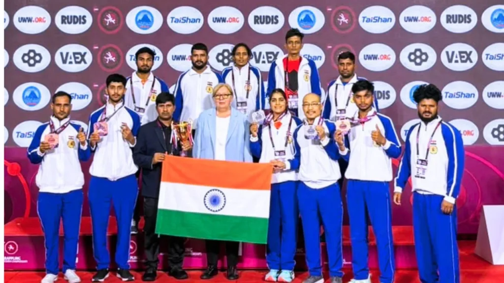 UWW एशियन ग्रैपलिंग चैंपियनशिप 2026 में पदक जीतने के बाद भारतीय ग्रैपलिंग टीम और खिलाड़ी।