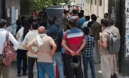 कानपुर में री-नीट यूजी 2026 परीक्षा केंद्र पर थ्री-लेयर सुरक्षा जांच के बाद प्रवेश करते अभ्यर्थियों की सांकेतिक तस्वीर।