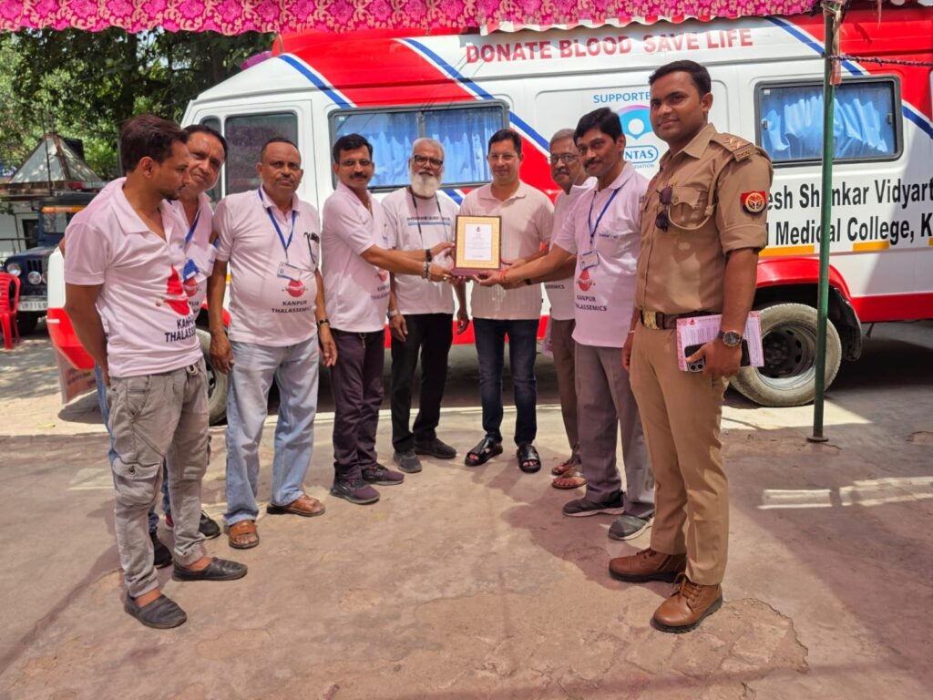 नवाबगंज थाना परिसर में आयोजित रक्तदान शिविर में रक्तदान करते पुलिस अधिकारी और कर्मचारी।