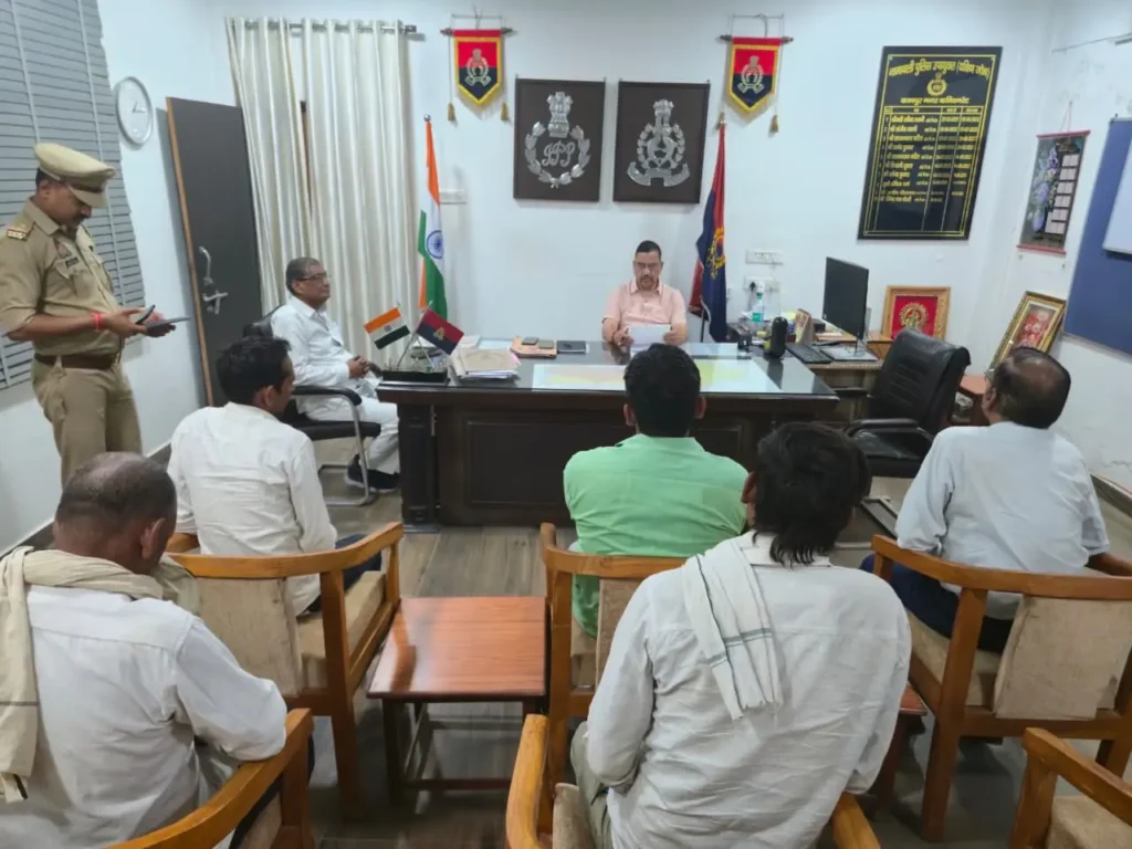 कानपुर में डीसीपी दक्षिण दीपेन्द्र नाथ चौधरी जन-सुनवाई के दौरान नागरिकों की शिकायतें सुनते हुए।