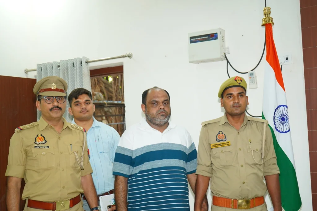 चकेरी पुलिस द्वारा गिरफ्तार किया गया आरोपी संजीव दीक्षित, जिस पर फर्जी कंपनियों के जरिए करोड़ों रुपये के अवैध लेनदेन का आरोप है।