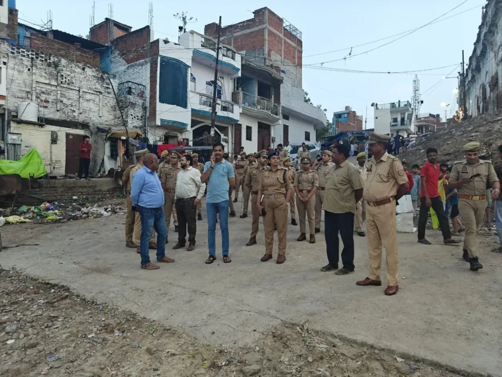 ग्वालटोली स्थित कर्बला में मोहर्रम सुरक्षा तैयारियों का निरीक्षण करते डीसीपी सेंट्रल और पुलिस अधिकारी।