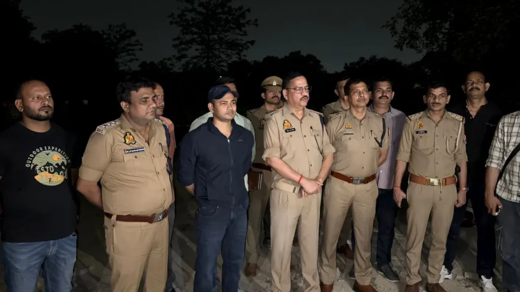 कानपुर में गोवंशीय पशु वध गिरोह के खिलाफ कार्रवाई के दौरान गिरफ्तार आरोपी और बरामद सामान।