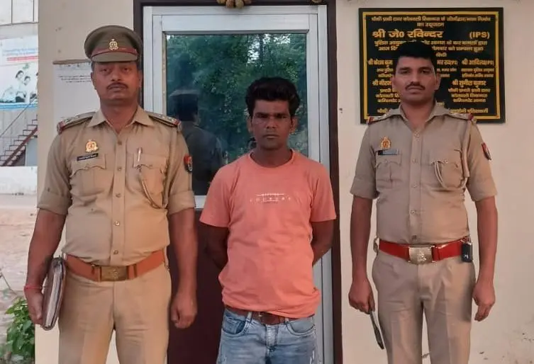 आगरा पुलिस द्वारा गिरफ्तार किए गए वारंटी अभियुक्त को पुलिस हिरासत में ले जाते हुए।