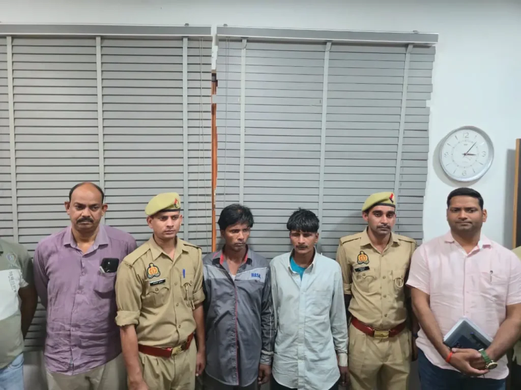 कानपुर में ऑपरेशन व्हाइट पाउडर के दौरान बरामद अवैध चरस और गिरफ्तार आरोपी।