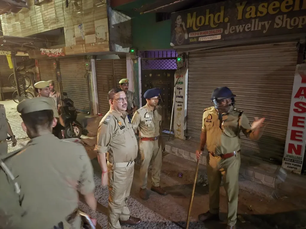 बाबूपुरवा में सातवीं मोहर्रम जुलूस मार्ग का निरीक्षण करते कानपुर पुलिस अधिकारी और सुरक्षा व्यवस्था की समीक्षा करती टीम।
