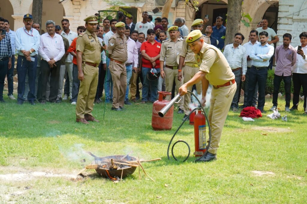 कानपुर पुलिस द्वारा होटल संचालकों को अग्नि सुरक्षा और फायर एक्सटिंग्विशर के उपयोग का प्रशिक्षण देते हुए विशेषज्ञ।