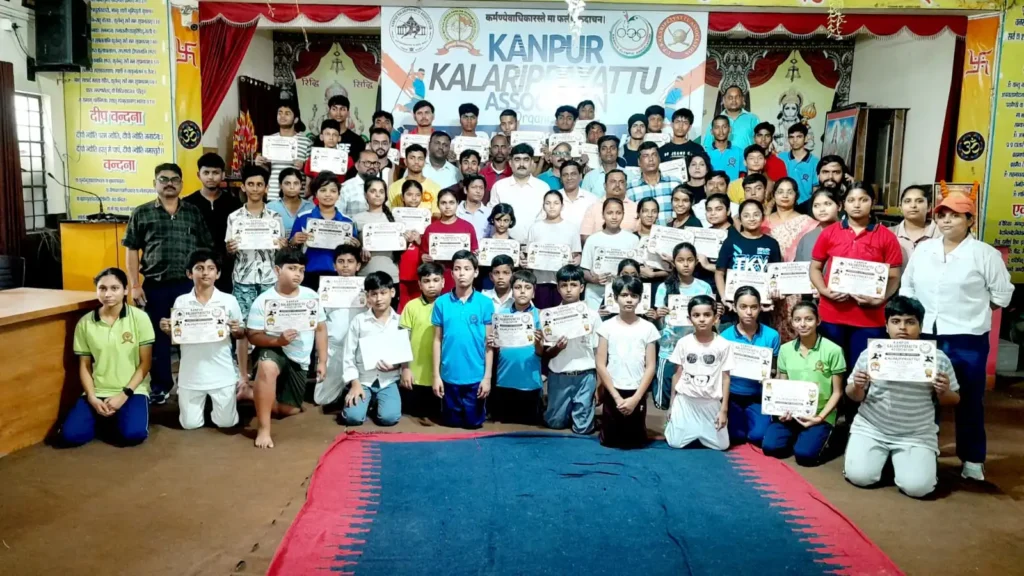 कानपुर में आयोजित कलारीपयट्टू कार्यशाला में विद्यार्थियों को लाठी संचालन और आत्मरक्षा का प्रशिक्षण देते राष्ट्रीय खिलाड़ी।