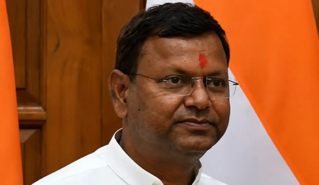 वाराणसी में भाजपा प्रदेश अध्यक्ष पंकज चौधरी कार्यकर्ताओं से मुलाकात करते हुए।