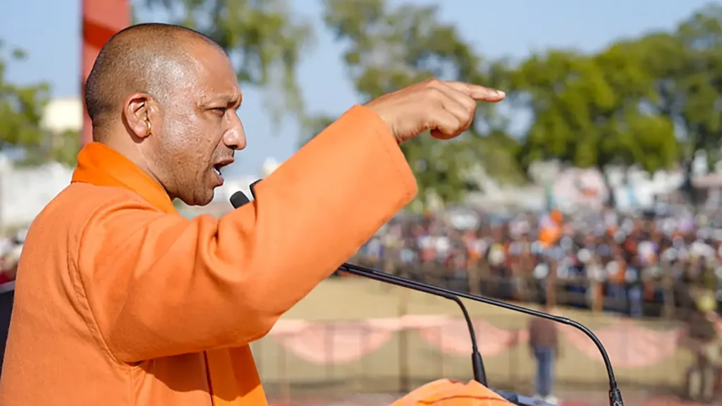सीएम योगी आदित्यनाथ अदिति यादव विवाद पर प्रतिक्रिया देते हुए जनसभा को संबोधित करते हुए।