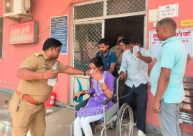 घाटमपुर थाने में महिला कांस्टेबल की तबीयत बिगड़ने के बाद अस्पताल पहुंचाने की सांकेतिक तस्वीर।