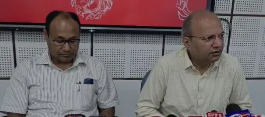 आईआईटी कानपुर दीक्षांत समारोह के दौरान छात्र पारंपरिक परिधान में डिग्रियां लेते हुए।