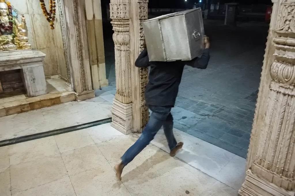 लखनऊ के इंदिरानगर स्थित प्राचीन साईं मंदिर में दान पेटी चोरी के बाद जांच करती पुलिस।