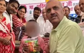 कानपुर के परमट प्राथमिक विद्यालय में अखिलेश यादव के जन्मदिन कार्यक्रम के बाद प्रिंसिपल के निलंबन से जुड़ी सांकेतिक तस्वीर।