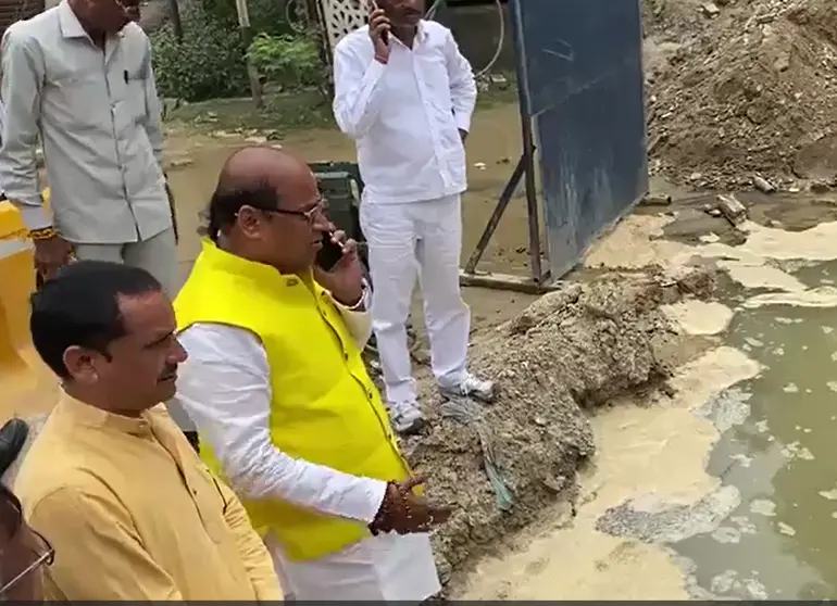 गोविंद नगर में टूटी जल निगम की मुख्य पाइपलाइन से निकले पानी के कारण जलमग्न हुआ आवासीय क्षेत्र।