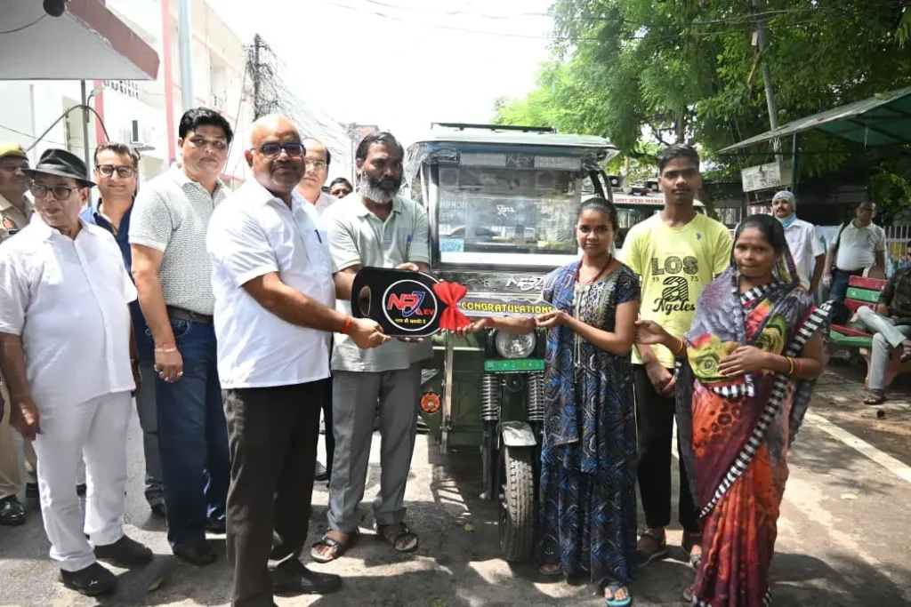 कलेक्ट्रेट परिसर में जिलाधिकारी जितेंद्र प्रताप सिंह द्वारा खुशी गुप्ता के पिता को निःशुल्क ई-रिक्शा की चाबी सौंपते हुए।