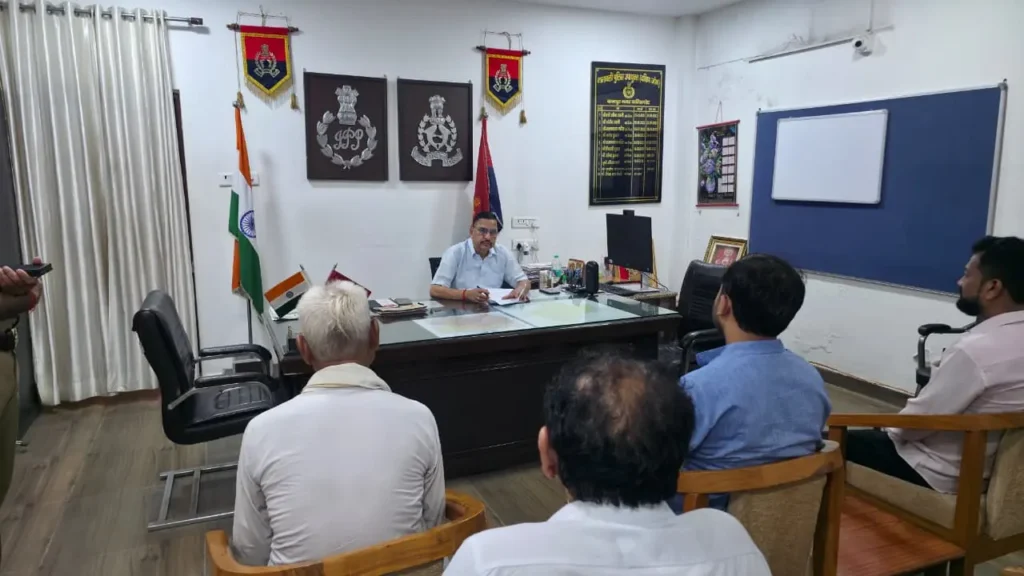 पुलिस उपायुक्त दक्षिण दीपेन्द्र नाथ चौधरी कार्यालय में फरियादियों की समस्याएं सुनते हुए।