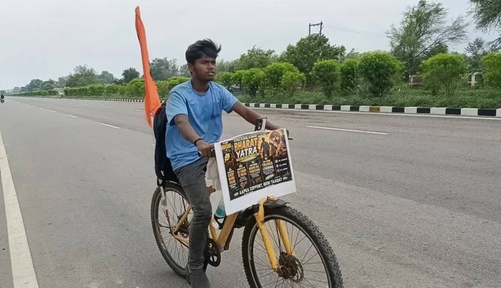 कानपुर–प्रयागराज हाईवे पर साइकिल से भारत यात्रा करते ओडिशा निवासी रोशन।