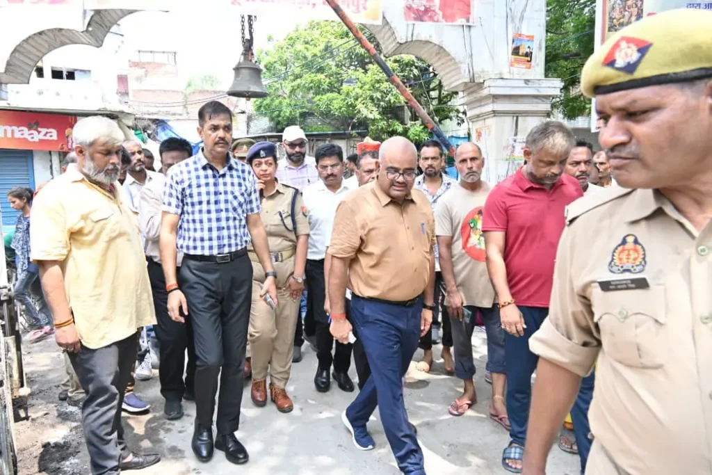 सावन 2026 की तैयारियों के तहत परमट स्थित श्री आनंदेश्वर महादेव मंदिर का निरीक्षण करते कानपुर के जिलाधिकारी जितेंद्र प्रताप सिंह।