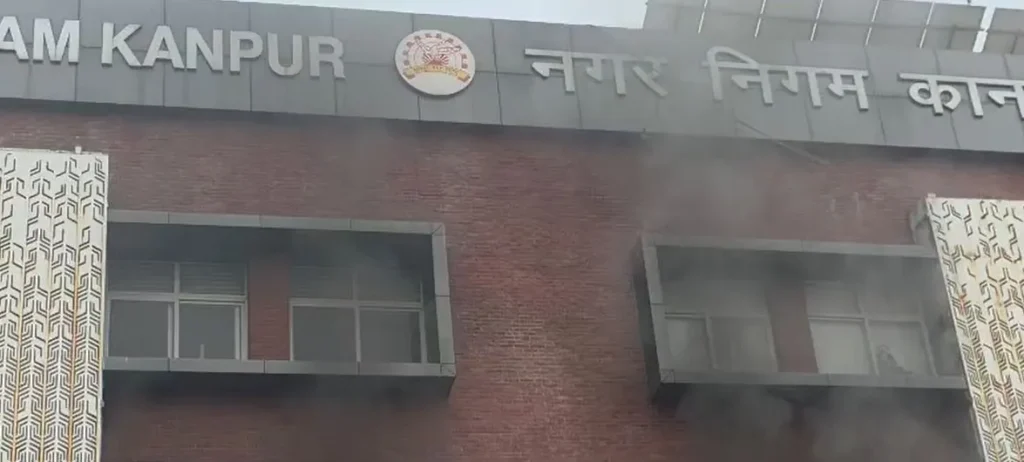कानपुर नगर निगम मुख्यालय की इमारत के बाहर खड़ी फायर ब्रिगेड की गाड़ियां और तैनात पुलिस बल