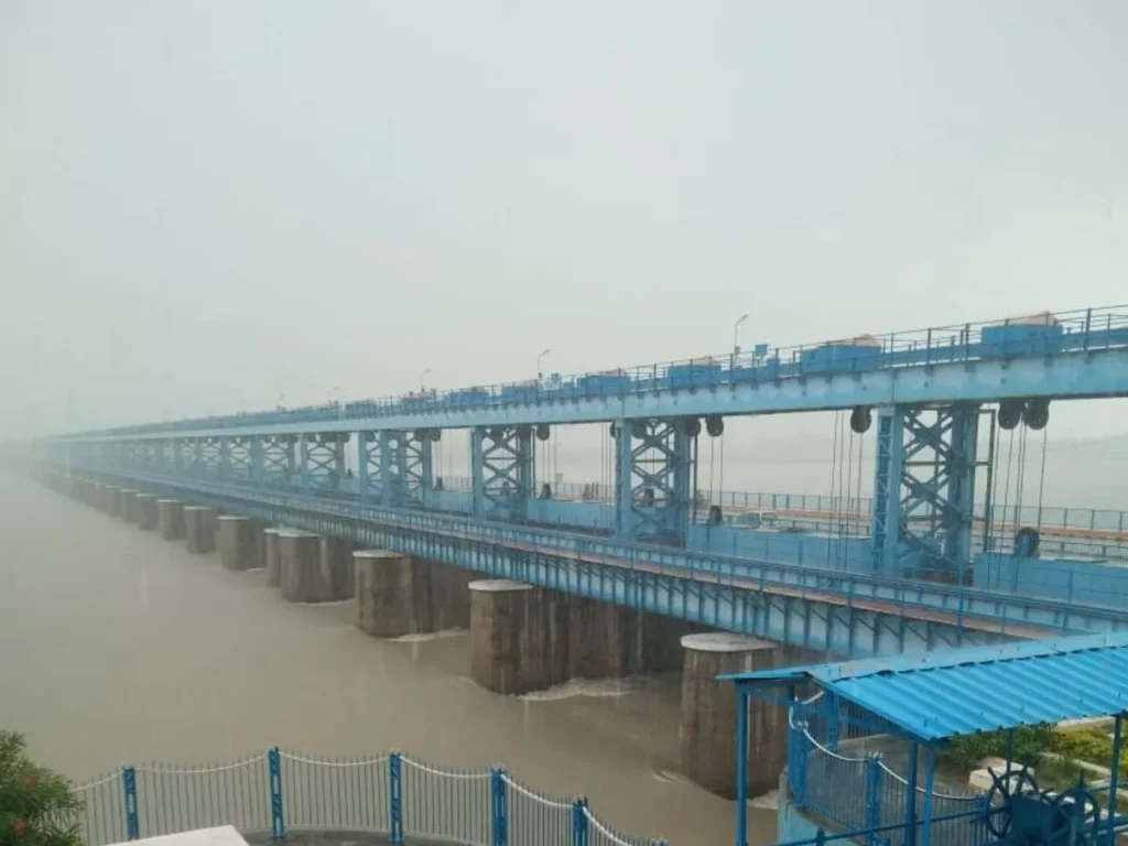 कानपुर बैराज पर बढ़ता गंगा का जलस्तर और भारी बारिश के बीच नदी की स्थिति