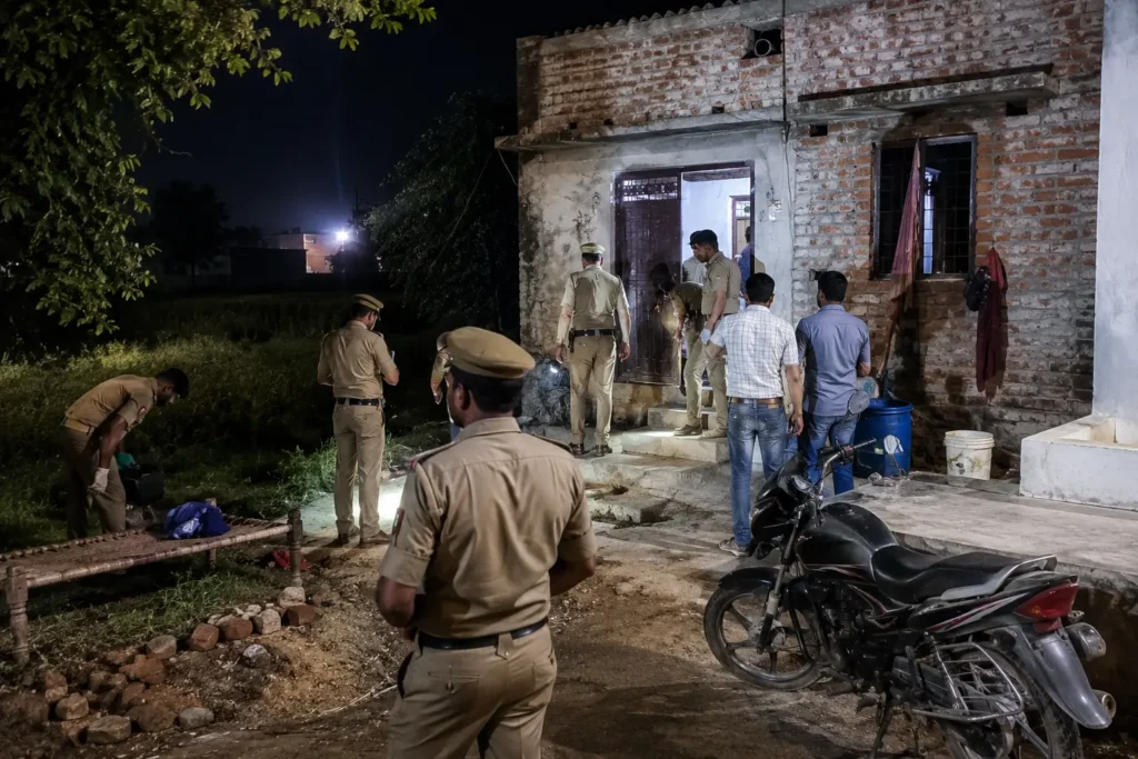 कानपुर के देवसढ़ गांव में हत्या और लूट की घटना के बाद जांच करती पुलिस