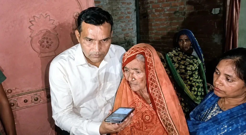 अमेठी में कच्चा मकान गिरने के बाद 90 वर्षीय विद्यावती शर्मा के लिए राहत कार्य