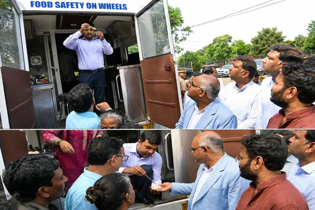 कानपुर के मोतीझील में फूड सेफ्टी वैन से खाद्य पदार्थों में मिलावट की जांच का लाइव डेमो