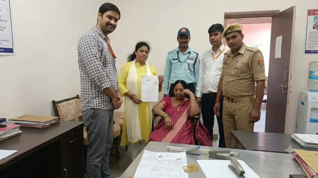 अयोध्या में 20 लाख रुपये की हीरे जड़ी सोने की चेन उसके मालिक को लौटाते राम मंदिर सेवादार