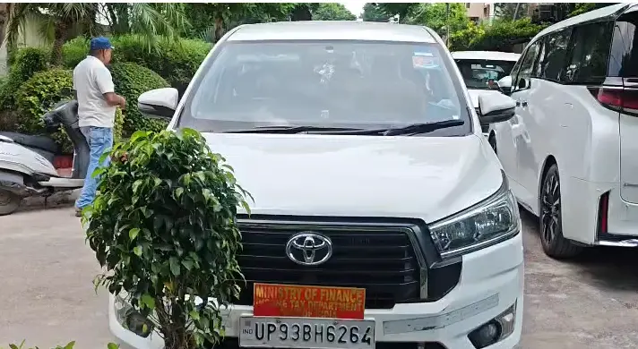 कानपुर में शराब कारोबारी तिलक राज शर्मा के ठिकानों पर आयकर विभाग की छापेमारी
