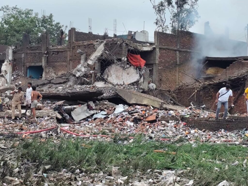 कौशांबी के मनौरी महमदपुर में पटाखा फैक्ट्री ब्लास्ट के बाद मलबे में रेस्क्यू अभियान