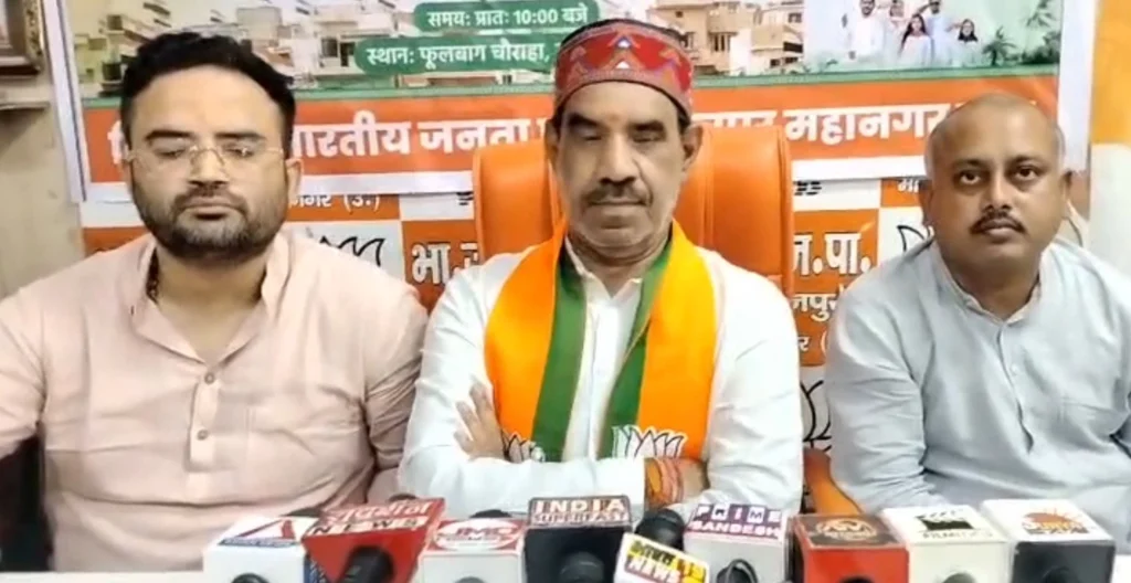 कानपुर में फूलबाग से घंटाघर तक प्रस्तावित तिरंगा यात्रा में शामिल भाजपा कार्यकर्ता और युवा