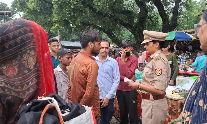 Kanpur Police Anti Romeo team spreading awareness under Mission Shakti 5.0 in Kanpur.