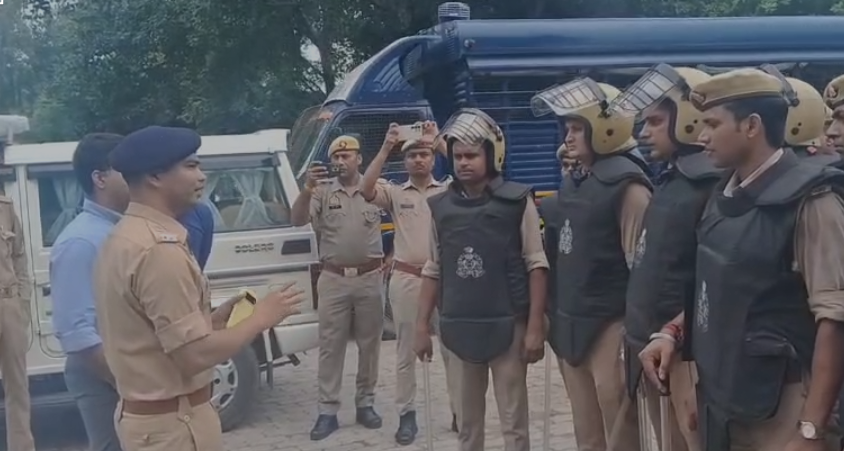 कानपुर RTO कार्यालय में SOG और पुलिस की संयुक्त जांच कार्रवाई के दौरान परिसर में जांच और निगरानी