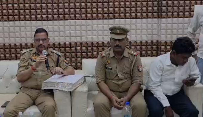कानपुर के नौबस्ता क्षेत्र में पुलिस उपायुक्त दक्षिण दीपेंद्र नाथ चौधरी की अध्यक्षता में आयोजित पीस कमेटी की बैठक
