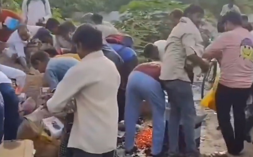 कानपुर पनकी में सड़क किनारे पड़ी कथित एक्सपायर्ड चॉकलेट और टॉफियां उठाते लोग