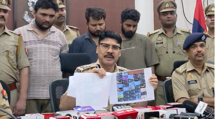 कानपुर में साइबर ठगी के मामले में गिरफ्तार तीन आरोपी और बरामद एटीएम कार्ड, सिम व मोबाइल