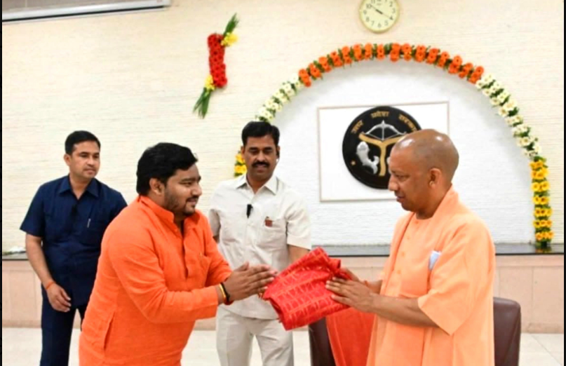 हिंदूवादी नेता की फॉर्च्यूनर में हत्या, नहर में मिला शव - फॉर्च्यूनर में ही मारी गई गोली, शव दुबग्गा की नहर में फेंका; पत्नी ने ड्राइवर पर लगाया था अपहरण का आरोप, उन्नाव की जमीन रंजिश पर जांच भारत 19 लखनऊ। हिंदूवादी नेता धीरेंद्र प्रताप सिंह की हत्या की जांच में सबसे बड़ा शक उनके ड्राइवर पर टिक गया है। शनिवार से लापता धीरेंद्र का शव रविवार को दुबग्गा के पास शारदा सहायक नहर से बरामद हुआ। शुरुआती जांच में सामने आया है कि उनकी अपनी फॉर्च्यूनर में ही गोली मारकर हत्या की गई और शव नहर में फेंक दिया गया। परिवार ने लापता होने के बाद ही ड्राइवर पर अपहरण का आरोप लगाया था। अब पुलिस उन्नाव के जमीन विवाद और हत्या की पूरी साजिश की कड़ियां जोड़ रही है। लापता होने के बाद नहर में मिला शव धीरेंद्र प्रताप सिंह मूल रूप से उन्नाव के रहने वाले थे और लंबे समय से लखनऊ के पीजीआई क्षेत्र में रह रहे थे। शनिवार को उनके अचानक लापता होने के बाद परिवार ने तलाश शुरू की। पत्नी ममता सिंह ने पुलिस को शिकायत देकर ड्राइवर और उसके साथियों पर पति को अगवा करने का आरोप लगाया था। पुलिस ने शिकायत के आधार पर तलाश शुरू की। रविवार को दुबग्गा क्षेत्र में नहर में शव मिलने की सूचना पर पुलिस मौके पर पहुंची। शव बाहर निकाला गया तो उसकी पहचान धीरेंद्र प्रताप सिंह के रूप में हुई। इसके बाद पुलिस ने हत्या की दिशा में जांच तेज कर दी। अपनी ही फॉर्च्यूनर में मारी गई गोली पुलिस की शुरुआती जांच के मुताबिक धीरेंद्र की फॉर्च्यूनर के अंदर ही गोली मारकर हत्या की गई। इसके बाद शव को वाहन से नहर तक ले जाकर पानी में फेंके जाने की आशंका है। शरीर पर गोली लगने के निशान मिले हैं। फोरेंसिक टीम ने फॉर्च्यूनर और घटनास्थल से साक्ष्य जुटाए हैं। शव को पोस्टमार्टम के लिए भेज दिया गया है। पोस्टमार्टम रिपोर्ट से गोली लगने और मौत की परिस्थितियों से जुड़े महत्वपूर्ण तथ्य सामने आने की उम्मीद है। ड्राइवर की भूमिका क्यों आई शक के घेरे में धीरेंद्र के लापता होने के बाद परिवार ने सबसे पहले ड्राइवर पर संदेह जताया था। पुलिस ने ड्राइवर समेत दो संदिग्धों को हिरासत में लेकर पूछताछ शुरू की है। जांच में उसके बयानों और उपलब्ध CCTV फुटेज के बीच अंतर मिलने के बाद पुलिस का शक और गहरा हुआ। पुलिस अब ड्राइवर की गतिविधियों, मोबाइल लोकेशन और धीरेंद्र के लापता होने से लेकर शव मिलने तक की पूरी टाइमलाइन खंगाल रही है। हत्या में ड्राइवर के अलावा और कौन लोग शामिल थे, इसकी भी जांच की जा रही है। उन्नाव का जमीन विवाद बना अहम जांच एंगल हत्या की वजह तलाश रही पुलिस को उन्नाव में जमीन से जुड़े विवाद की कड़ी भी मिली है। पुलिस यह पता लगा रही है कि धीरेंद्र का किन लोगों से जमीन को लेकर विवाद चल रहा था और क्या इसी रंजिश में हत्या की साजिश रची गई। फिलहाल जमीन विवाद को हत्या की संभावित वजह माना जा रहा है। पुलिस ने अभी इसे हत्या का अंतिम कारण घोषित नहीं किया है। विवाद से जुड़े लोगों और उनके संपर्कों की भी जांच की जा रही है। मोबाइल और CCTV से खुल रही हत्या की कड़ियां पुलिस धीरेंद्र के लापता होने के समय से लेकर नहर में शव मिलने तक की गतिविधियों को तकनीकी साक्ष्यों से जोड़ रही है। CCTV फुटेज, मोबाइल लोकेशन और कॉल डिटेल की मदद से यह पता लगाने का प्रयास किया जा रहा है कि हत्या कब और कहां हुई और शव को नहर तक कौन लेकर गया। जांच में यह भी पता लगाया जा रहा है कि फॉर्च्यूनर में हत्या के समय कितने लोग मौजूद थे और वारदात के बाद आरोपियों ने पुलिस को गुमराह करने के लिए क्या-क्या प्रयास किए। छह पुलिस टीमें जांच में जुटीं मामले के खुलासे के लिए पुलिस ने छह टीमें लगाई हैं। ड्राइवर समेत दो संदिग्धों से पूछताछ चल रही है, जबकि अन्य संभावित आरोपियों की तलाश की जा रही है। पुलिस के सामने अब तीन अहम सवाल हैं कि हत्या की साजिश किसने रची, धीरेंद्र की फॉर्च्यूनर में गोली किसने चलाई और उन्नाव के जमीन विवाद का इस हत्या से क्या संबंध है। इन सवालों के जवाब मिलने के बाद ही वारदात की पूरी तस्वीर साफ होगी। धीरेंद्र प्रताप सिंह की हत्या की जांच में फिलहाल ड्राइवर की भूमिका, फॉर्च्यूनर, नहर में शव मिलने और जमीन विवाद चार प्रमुख कड़ियां बनकर सामने आई हैं। पुलिस इन्हीं कड़ियों को जोड़कर हत्या की पूरी साजिश तक पहुंचने की कोशिश कर रही है।