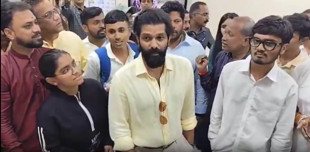 पुणे पॉलिटेक्निक में अमित ठाकरे की मौजूदगी में प्रधानमंत्री नरेंद्र मोदी की तस्वीर हटाते मनसे कार्यकर्ता