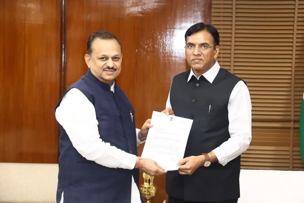 केंद्रीय श्रम मंत्री मनसुख मांडविया से मुलाकात के दौरान ठेका श्रमिकों की समस्याएं उठाते सांसद रमेश अवस्थी।