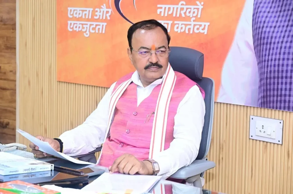 लखनऊ में ग्राम्य विकास विभाग की समीक्षा बैठक की अध्यक्षता करते हुए उप मुख्यमंत्री केशव प्रसाद मौर्य।