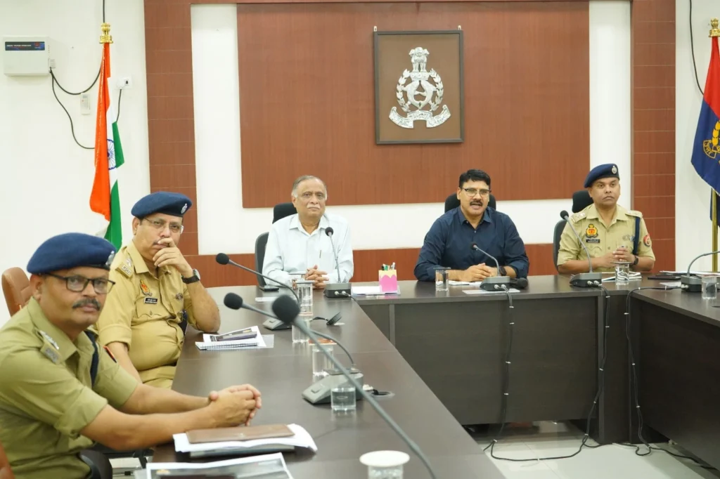 कानपुर पुलिस कमिश्नरेट में ASTraM ऐप की प्रस्तुति के दौरान ट्रैफिक प्रबंधन पर चर्चा करते वरिष्ठ अधिकारी।