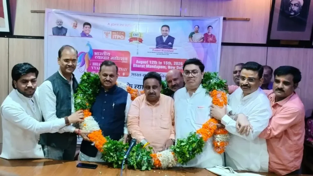 कानपुर में आयोजित कैट कार्यक्रम में व्यापारियों को संबोधित करते प्रवीण खंडेलवाल तथा नई प्रदेश और महानगर कार्यकारिणी के पदाधिकारी।