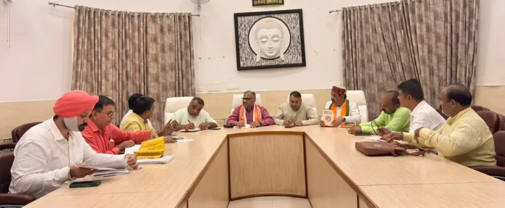 कानपुर सर्किट हाउस में हर घर तिरंगा अभियान की समीक्षा बैठक करते भाजपा क्षेत्रीय अध्यक्ष राम किशोर साहू।